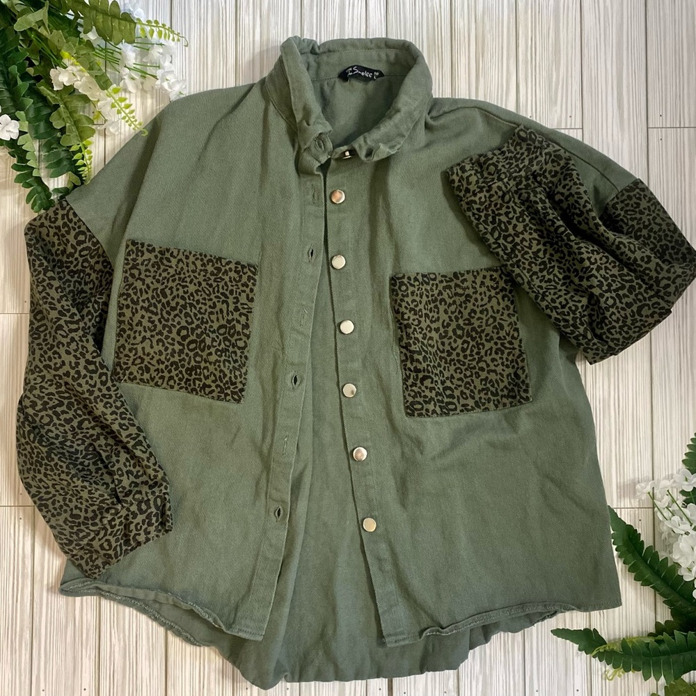 Simplee Apparel— Green Button Down Shirt With Animal Print 🐆 💚
